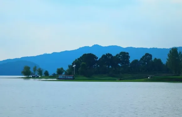 駐馬店市區包車來回｜竹溝革命紀念館-薄山湖風景區一日包車遊