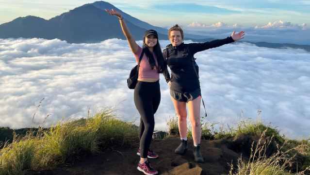 バトゥール山サンライズハイキング体験