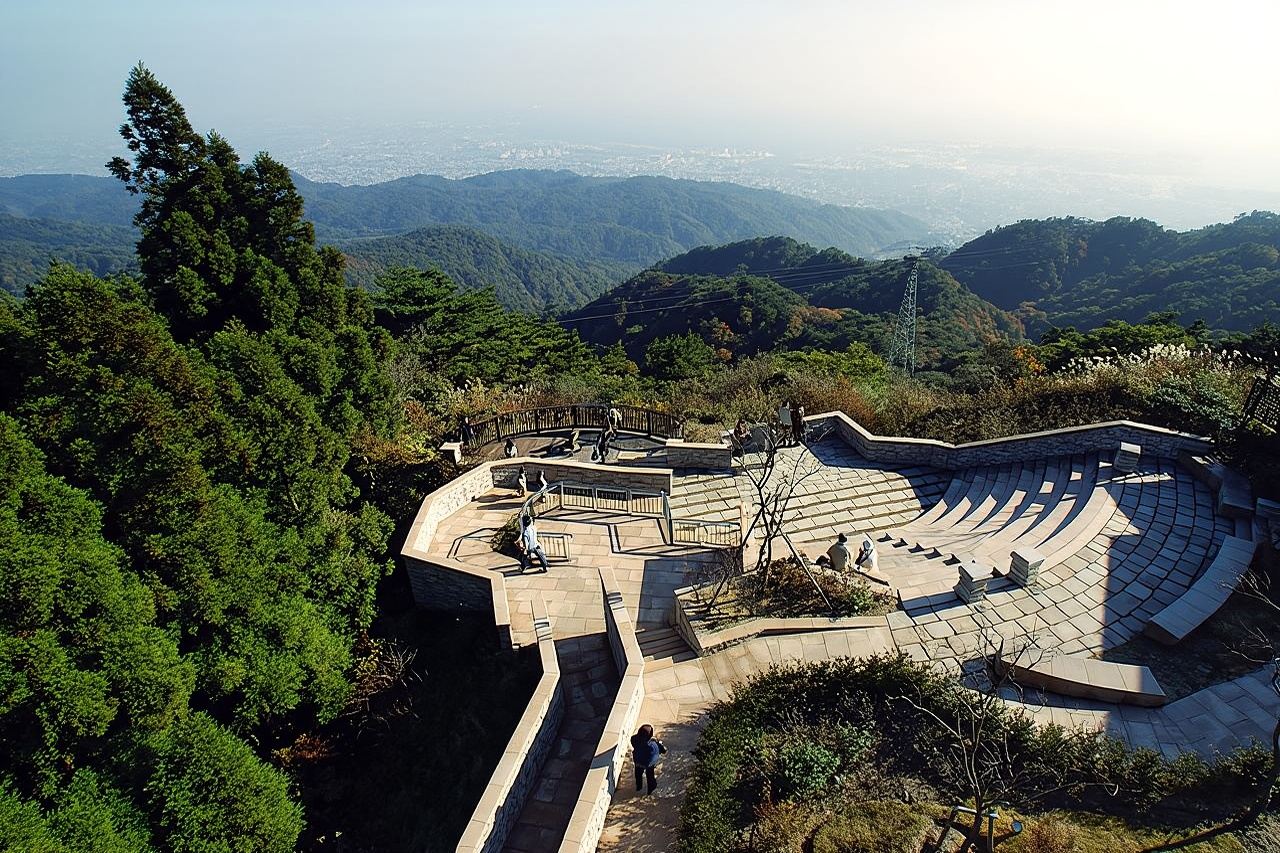 Private Car Day Trip to the Kobe Mountains, Gardens and Hot Springs from Osaka