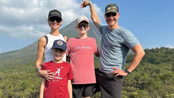 Ganztagestour mit Hängebrücken, Wasserfall und Vulkanwanderung