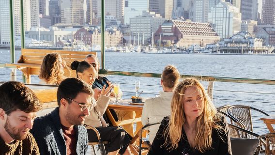 Sonnenuntergangsfahrt im Hafen von Boston