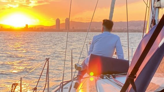 Paseo en velero al atardecer en Barcelona con barra libre de cava y aperitivos
