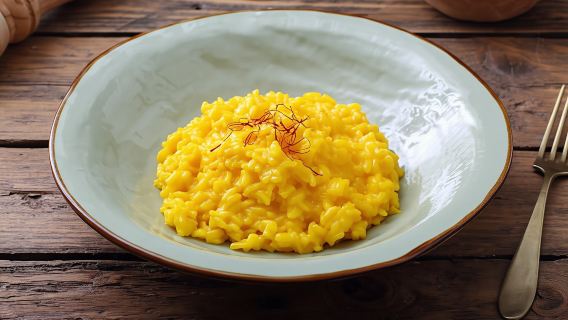 Market tour, lunch or dinner and show cooking at a Cesarina's home in Milan