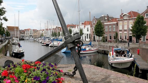 Self guided tour with interactive city game of Goes