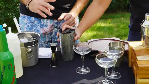 曼谷昭披耶河畔Ten Six Hundred調酒雜耍課程:學習3款調酒並免費獲得雪克杯