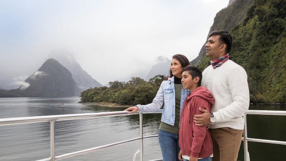 Crucero desde Queenstown a Milford Sound y excursión en autobús con techo de cristal