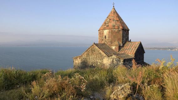 Perjalanan Sehari ke Tsakhkadzor, Kecharis, dan Danau Sevan dengan pemandu