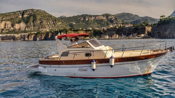 Tour privato a Capri e Positano da Sorrento Classic Gozzo 850