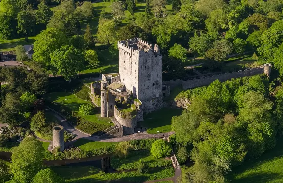 都柏林出發布拉尼、卡瑟爾巖及凱爾城堡日遊