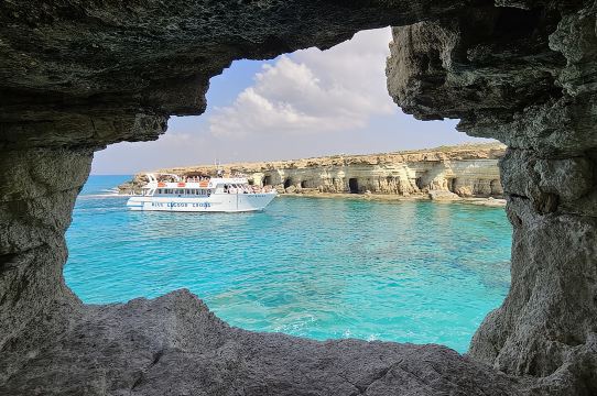 Kapten Marko - Kapal Pesiar Blue Lagoon & Penyu dengan Makan Siang Opsional