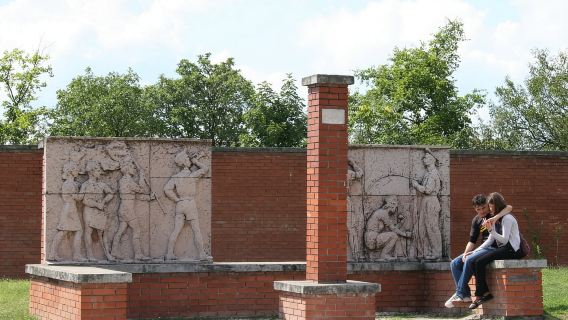 Taman Memento: Lawatan Berpandu Rasmi dengan Tiket Masuk