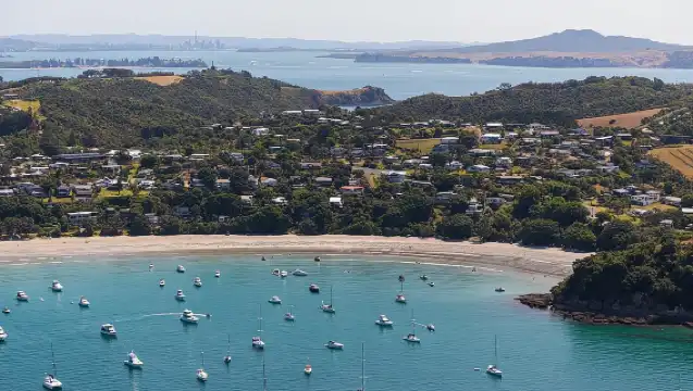 ทัวร์ไวน์เกาะ Waiheke พร้อมชิมไวน์และอาหารกลางวันเลิศรสริมชายหาด