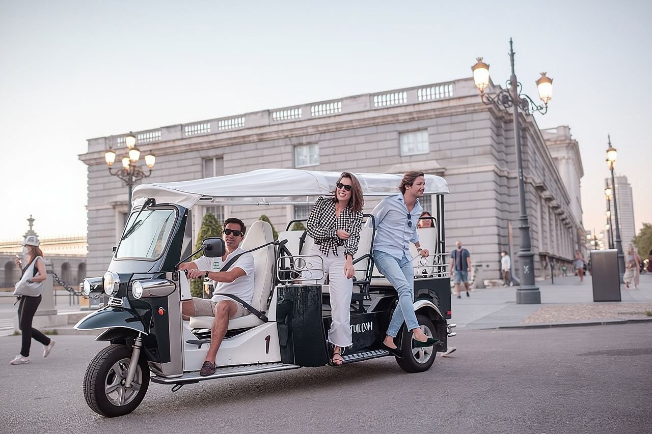 Welcome Tour to Madrid in Eco Tuk Tuk Private