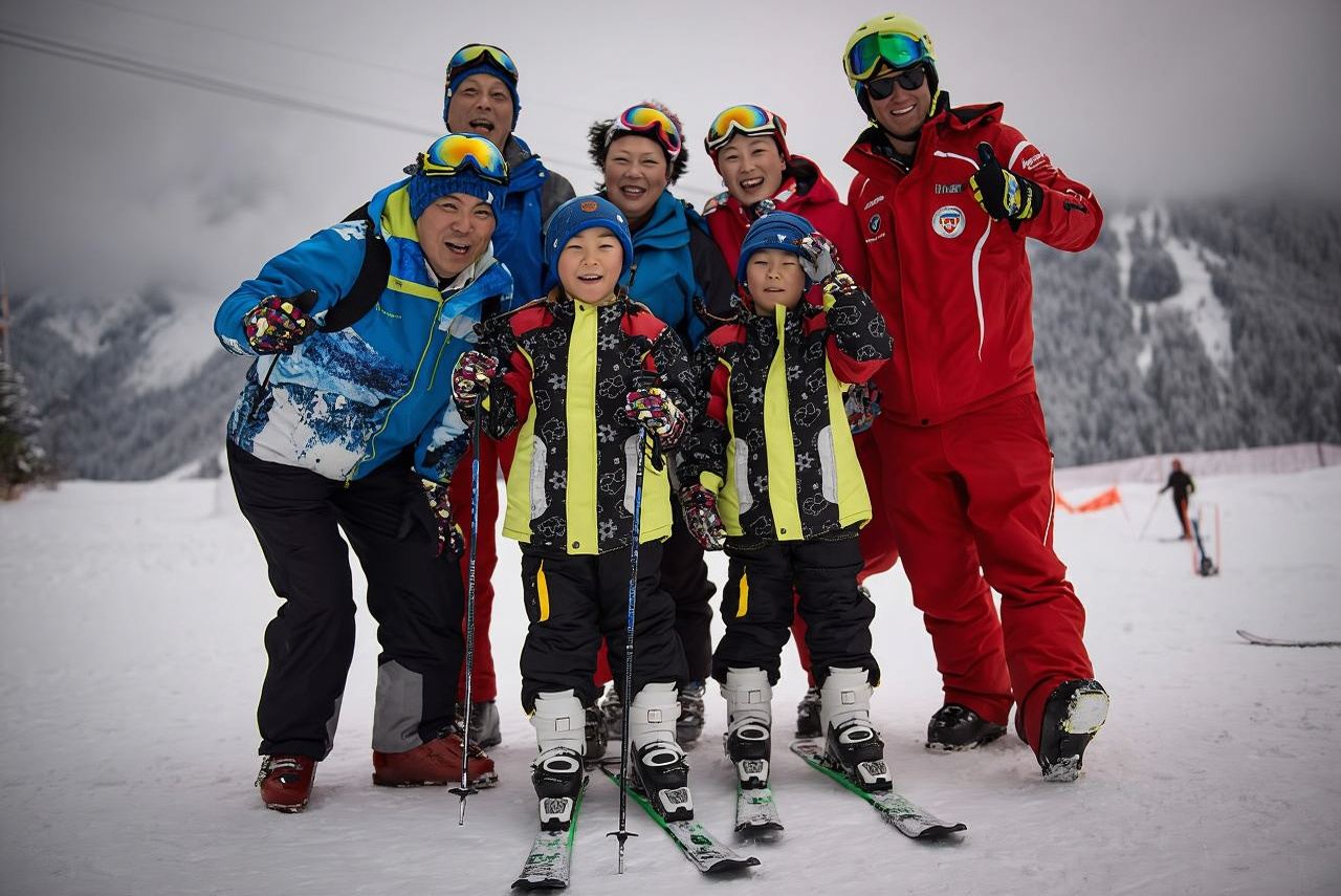 Esperienza di sci a Grindelwald in Svizzera con tour di un giorno|Include biglietto d'ingresso alla pista da sci, istruttore e attrezzatura da sci|Adatto ai principianti