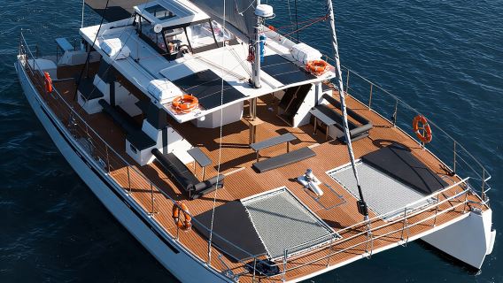 Crociera in catamarano Comfort Max nella Caldera con barbecue e bevande