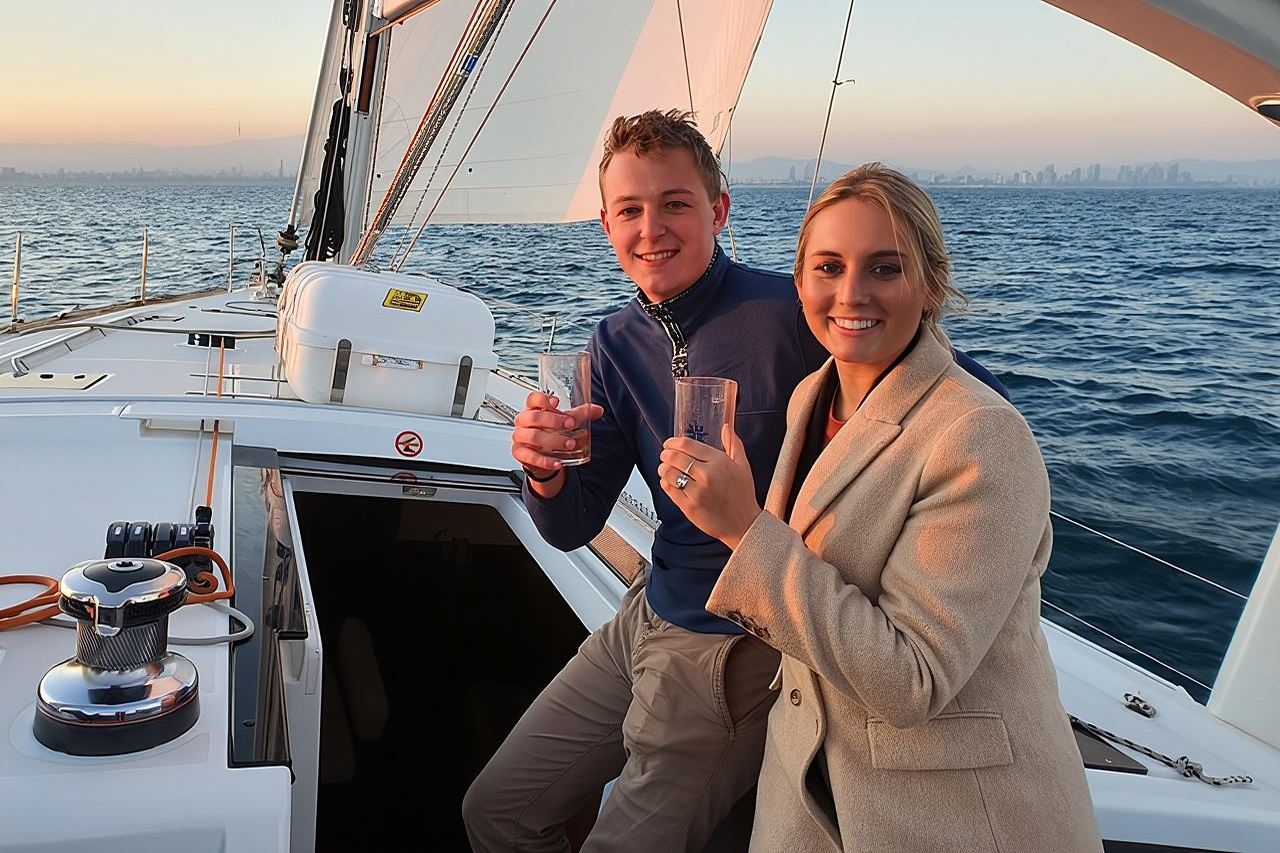 Crociera in barca a vela indimenticabile a Barcellona con open bar e snack