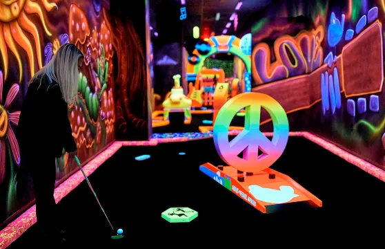 美國購物中心搖滾年代黑光迷你高爾夫球票