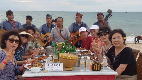 Dîner de fruits de mer sur la plage de Jimbaran avec vue sur le coucher de soleil