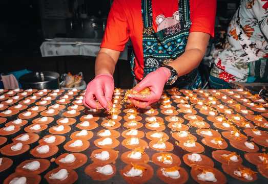 Bangkok Backstreets Food Tour with 15+ Tastings