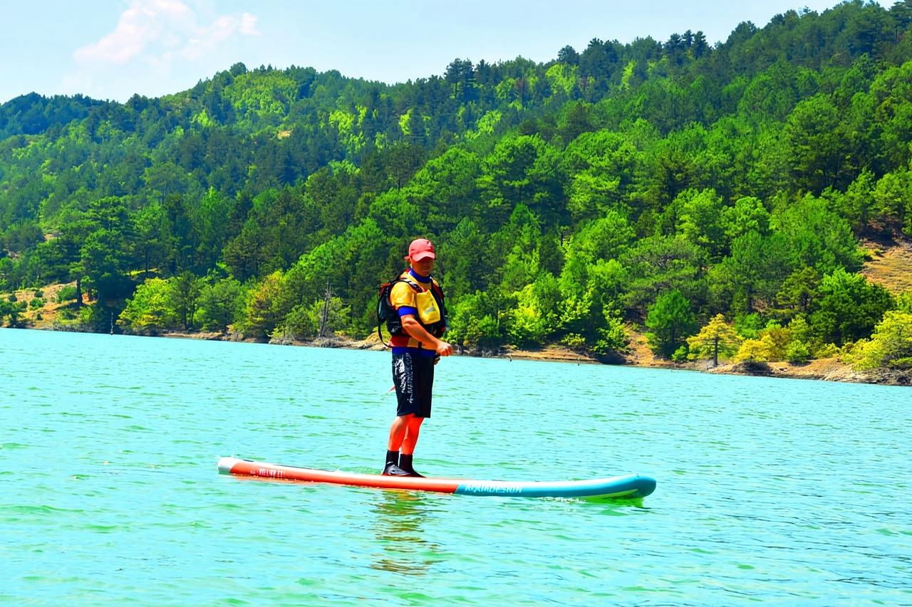 Kayak y SUP en el lago Berat, almuerzo tipo picnic