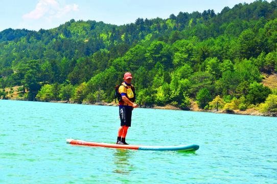 พายเรือคายัค &SUP ในทะเลสาบ Berat รับประทานอาหารกลางวันแบบปิกนิก