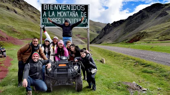 쿼드 바이크로 레인보우 마운틴 탐험