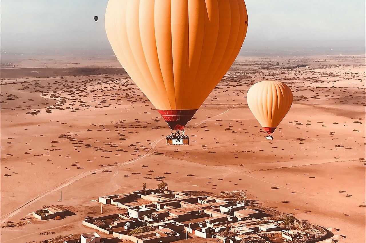 Penerbangan Balon Udara Panas saat Matahari Terbit di Pegunungan Atlas dari Marrakech