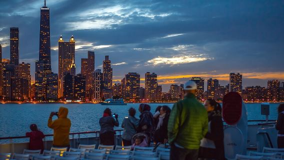 Du thuyền ngắm hoàng hôn trên hồ Michigan ở Chicago