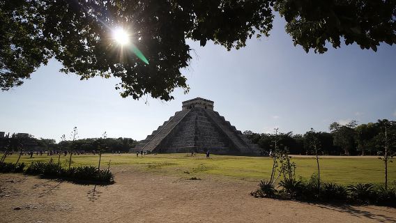 Xe đưa đón du lịch chung của Valladolid đến Chichen Itza và hai Cenote