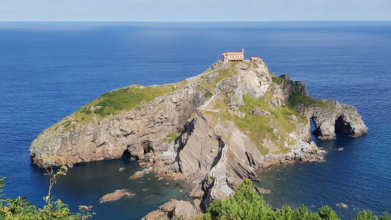 Gaztelugatxe and Mundaka small group guided tour from Bilbao