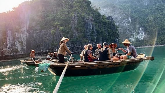 Tour di un'intera giornata alla Baia di Halong da Hanoi|Trasferimento rapido, kayak e nuoto