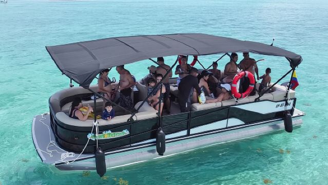 水族館とサンアンドレス湾でのプライベートポンツーンデイ