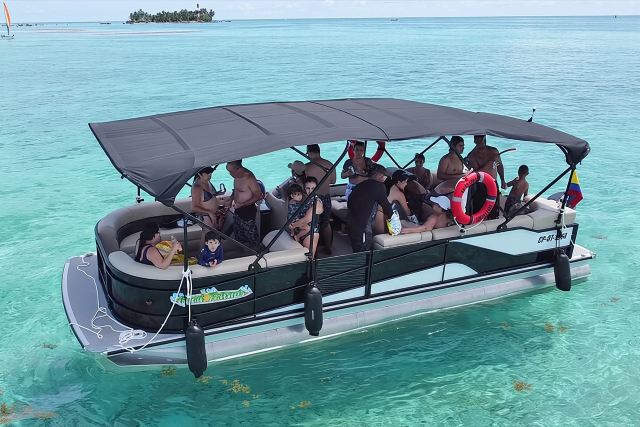 水族館とサンアンドレス湾でのプライベートポンツーンデイ