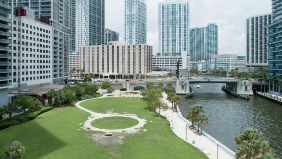 Miami day tour: Circle of Arts Street + Vizcaya Museum & Gardens + Little Havana + beach