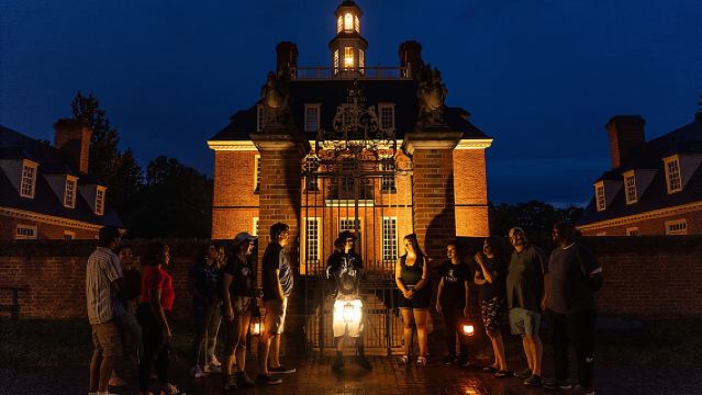 Tur Hantu Berbisik di Williamsburg dengan Pilihan Produk Tambahan