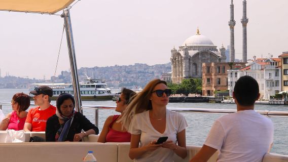 Istanbul: Bosporus- und Schwarzes Meer-Kreuzfahrt mit Mittagessen