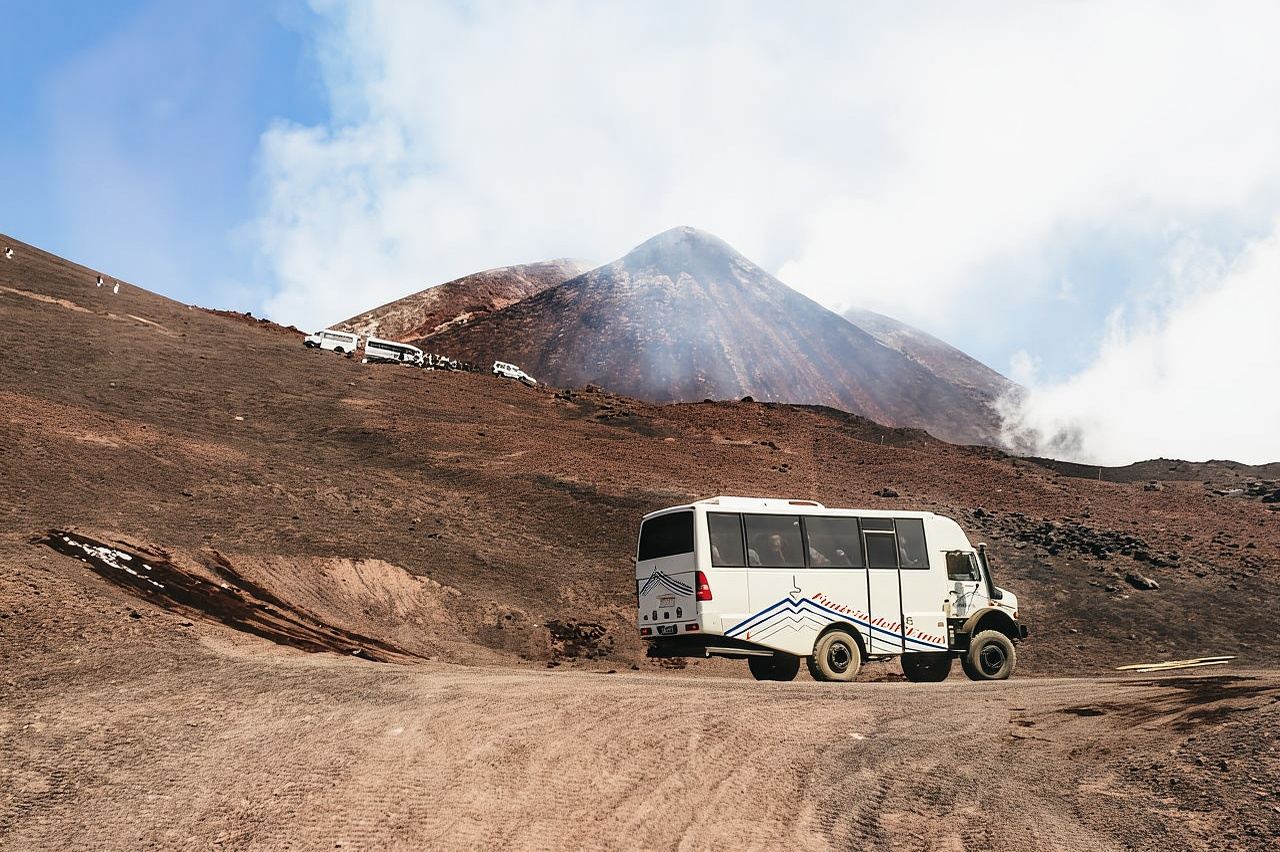 Monte Etna: trekking panoramico sulla vetta con guida e attrezzatura vulcanica