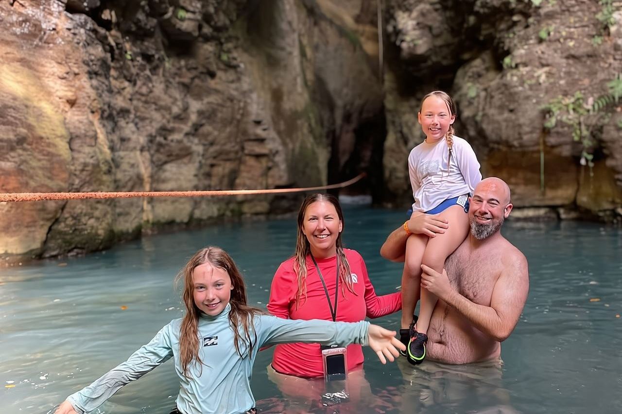 Excursión a la cascada La Leona, saltos desde acantilados y aguas termales