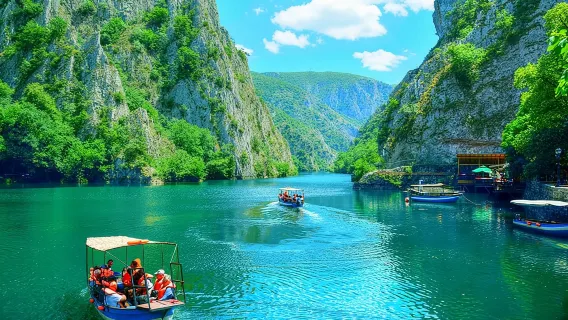 Tour di gruppo da Skopje: Millennium Cross, Matka Canyon e Etno Village