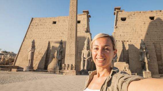 Tour privato alle rive occidentali e orientali di Luxor con mongolfiera, feluca e pranzo