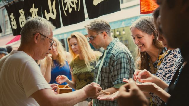 Tokyo: Tour Culturale al Mercato del Pesce di Tsukiji con Degustazione di Sashimi
