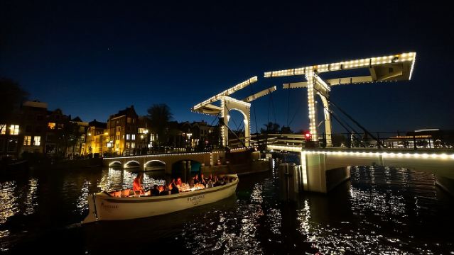 Amsterdam Evening Canal Cruise with Live Guide and Onboard Bar 