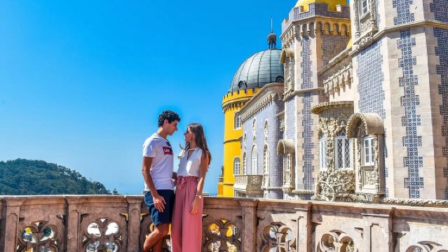 Tour guiado de excursión de un día a Sintra, Pena, Regaleira y Cascais desde Lisboa