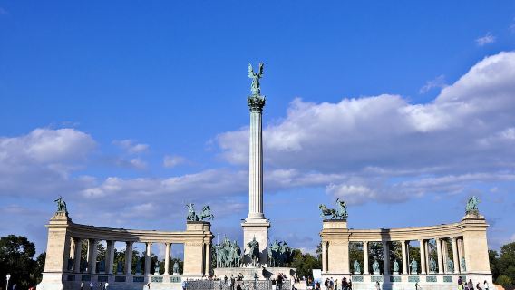 ทัวร์ 1 วัน ปราสาทบูดา - พระราชวังหลวง + ถนนอันดราชีย์ + มหาวิหารเซนต์สตีเฟน + จัตุรัสวีรชน ประเทศฮังการี