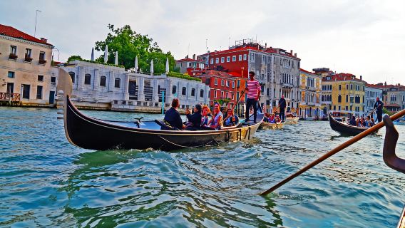  Romantic Gondola Ride on the Grand Canal with Live Commentary