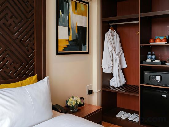 Hanoi Lakeside Premium Hotel - Tap to explore photos