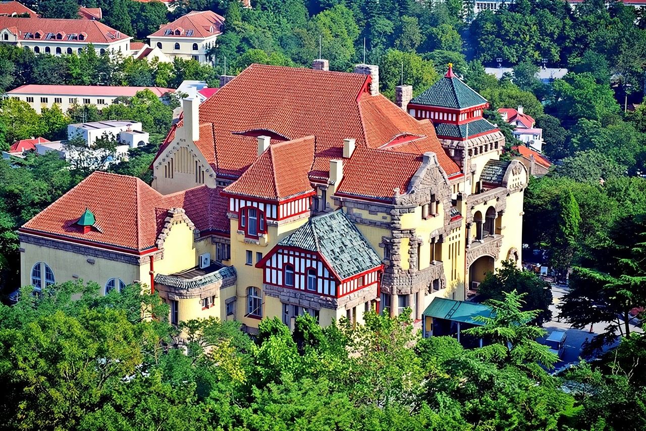 점심 식사 중 칭다오 맥주와 함께 즐기는 칭다오 역사 건축물 당일 투어