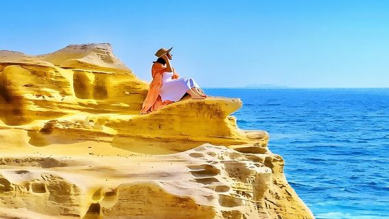 Wakayama Shirahama Conan-themed tour, Kishi Station train, Senjojiki Rock Plateau, seafood market/onsen