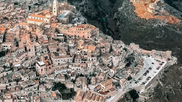 ガイドツアー、歴史的中心地サッシの岩窟教会と洞窟住居