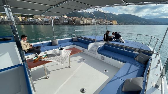 Chuyến tham quan bằng thuyền catamaran: trải nghiệm khám phá dọc bờ biển Cefalù.
